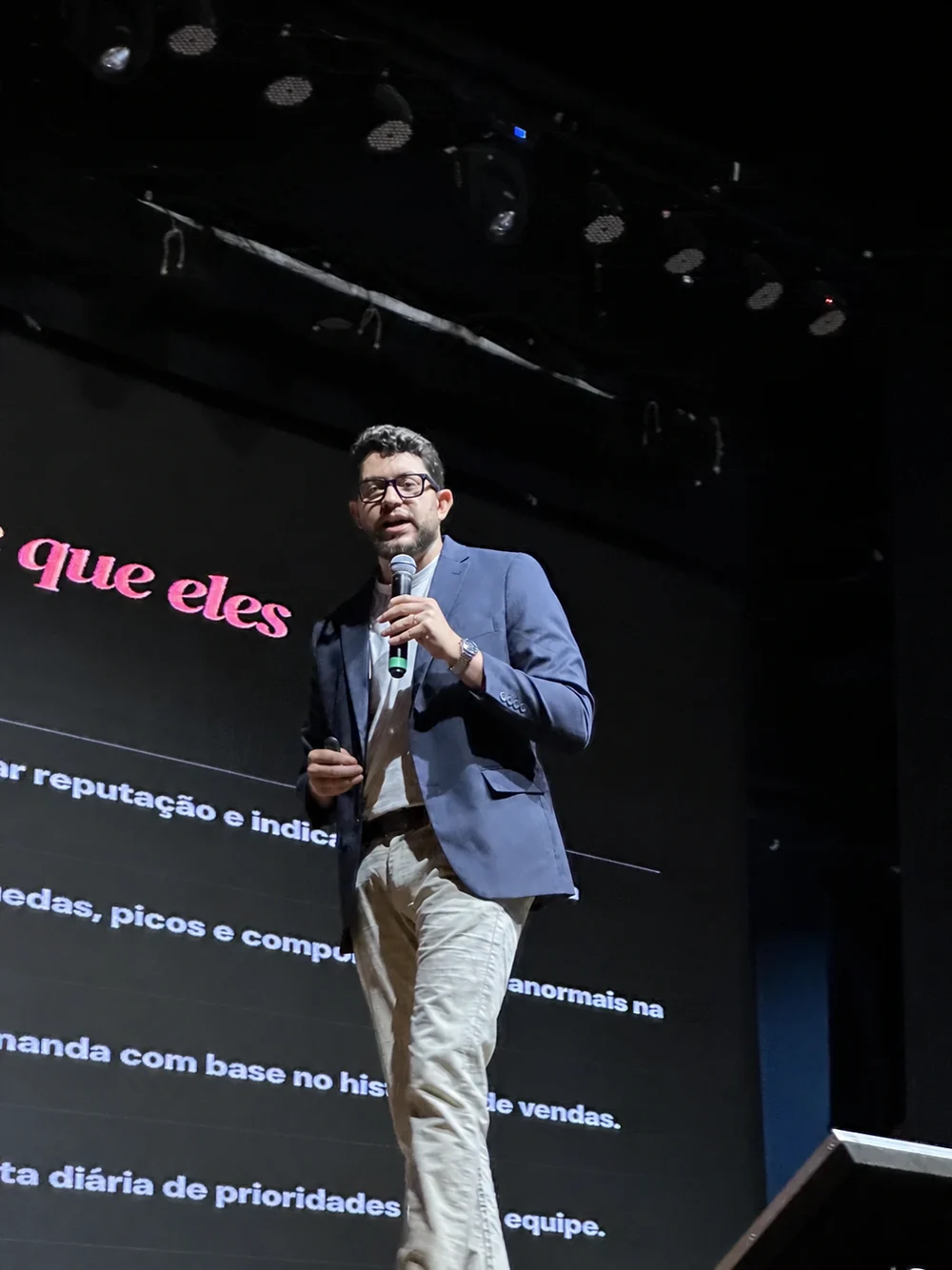 Felipe Zanoni palestrando em um evento empresarial